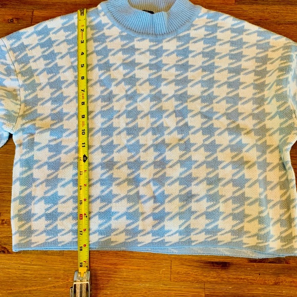 H&M  Blue &White Houndstooth cropped Sweater to mock turtleneck - Picture 8 of 9